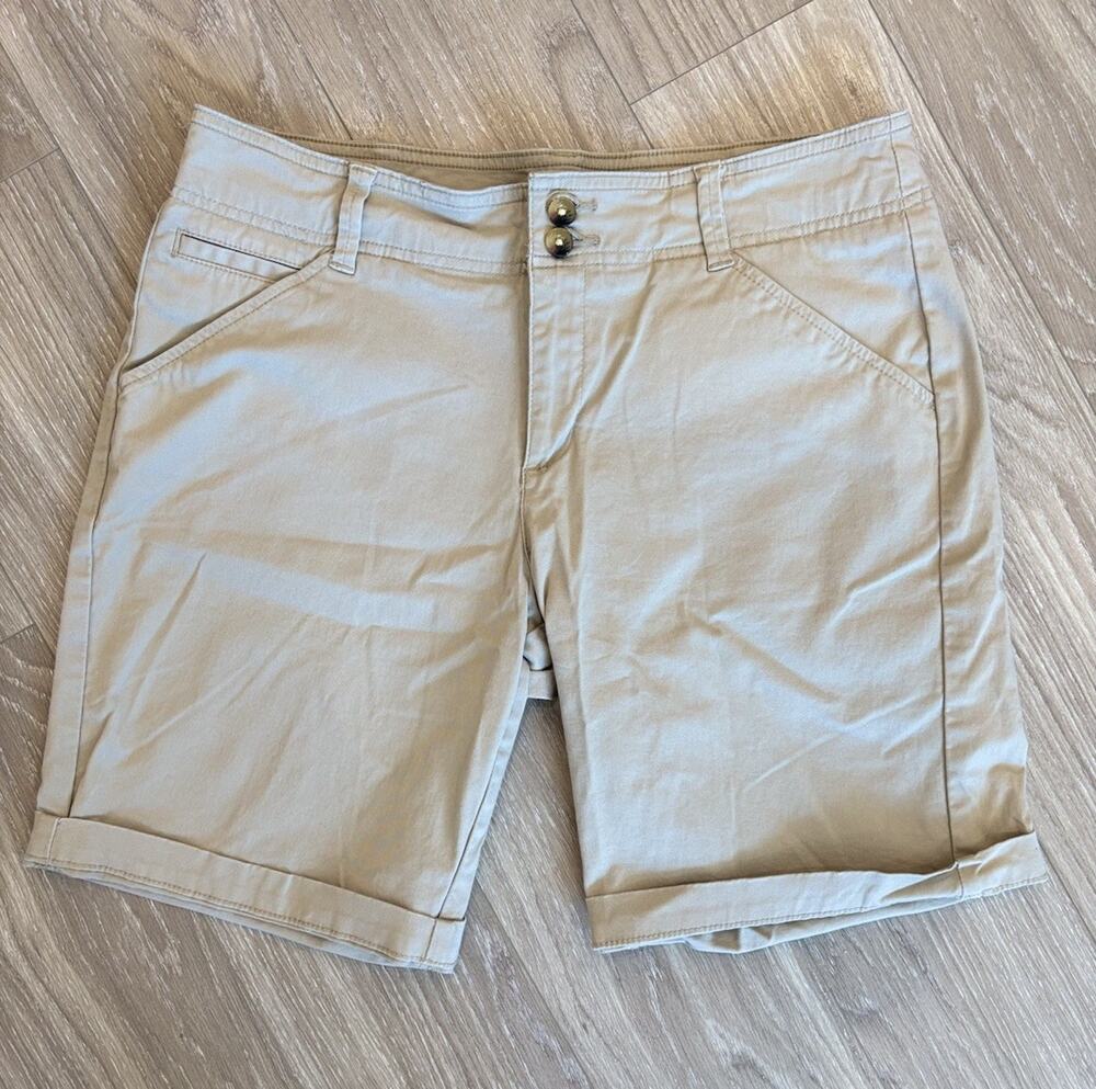 Lee Women's 1889 Midrise Fit Chino Shorts in Tan - Size 8 Medium